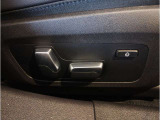 【コックピットシート】BMW車の主役席。車体中央にくる様に配置し車両重心とが一致する事でドライバーと車との一体感あるドライビングを実現。人間工学に基づき形成した形状が長時間のドライブ疲労も軽減します!