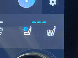 【シートヒーター&ベンチレーション】夏場は涼しい風でお尻や背中の熱やムレを防ぎ、冬はエアコンよりも早く温まってポカポカに!季節を問わず快適に過ごせます。