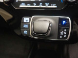 操作のしやすいシフトレバーです。駐車支援機能もついております。画像内スイッチから走行モードを変えられます。