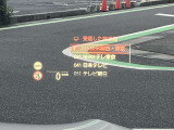 人気のヘッドアップディスプレイ!現在の車速、ナビゲーション・システムによるルート案内の矢印表示、チェック・コントロール、前車接近警告など、さまざまな情報をドライバーの視界内に直接表示いたします!
