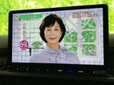 テレビ番組を画面で視聴できる装備です。お出かけ先での待ち時間など、停車中に映像を楽しみたい場面に便利。画面表示も確認しやすく、車内で過ごす時間の活用の幅を広げてくれます。