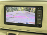 【バックカメラ】駐車時に後方がリアルタイム映像で確認できます。大型商業施設や立体駐車場での駐車時や、夜間のバック時に大活躍!運転スキルに関わらず、今や必須となった装備のひとつです!