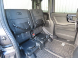 リアシートの座面をはねあげれば、横倒し出来ない背の高い荷物も載せられます。多彩なシートアレンジ!