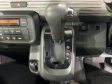 自然に手が届く距離に配置されたシフトレバー。