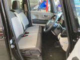 運転席のシートの高さを調節できるシートリフター機能が備わっています。身長の低い女性や広い視野を確保したい場合に役立ちます!車は一人一人の大切な空間!快適で、かつ安全なドライブを楽しみたいですね♪