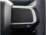 運転中、オーディオの操作をしてて、ハッとしたことはありませんか?ステアリングスイッチは、運転中でもハンドルでオーディオの操作が可能です。