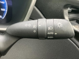 表示されたマークを確認しやすく、運転席から手元の操作位置も把握しやすいレイアウトです。周囲への合図やライト操作を手元で行えるため、運転に集中しやすい装備です。