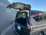バックドアを開けるスペースがなくてもハーフバックドアがあるので上から荷物を取り出せます。
