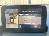 360&deg;ビューモニターを搭載しています。バックモニターに加え、周囲の状況を俯瞰カメラで確認でき無理のない姿勢で安全な駐車が行えます。
