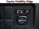 便利な電動格納ドアミラーも装備しております。駐車時にボタン一つで折り畳む事が出来るので便利ですよ。