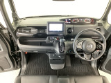 【前方視界】開放的な前方視界!運転がしやすく疲れにくいです♪窓が大きく、見通しがとっても良いおクルマですよ♪