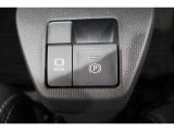 電動パーキングブレーキ付きです。シフトレバーをPポジションに入れると自動で作動し、ブレーキを踏みながらPポジション以外にシフトすると解除されるオート機能付きです。ホールド機能もあるので大変便利です。