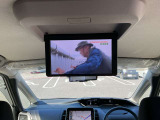 大型後席モニターを装備。後ろのシートでテレビや映画なんていかがでしょうか?