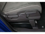 運転席シートリフター装備!シートの上下調整で運転操作の視界を確保できます。