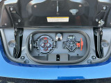 フロントエンドに充電ポートを備えています。(運転席側:急速充電用、助手席側:普通充電用)