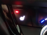 体を直接温めてくれるシートヒーターが装備されています。暖かくなるまでの時間も早いので寒い朝でも苦になりません。