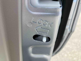 両側のリヤドアにチャイルドロックを装備しています♪