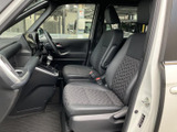前席は運転席と助手席が見渡しやすく、乗り降りの際も室内の広がりを感じられます。シートは身体を支える形状で、落ち着いた色合いの空間でゆったりお過ごしいただけます。
