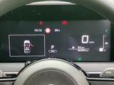 速度やシフト位置、航続可能距離などの情報が画面に集約され、運転中に必要な内容を確認しやすい表示です。警告表示も視界に入りやすく、走行時の状況把握をサポートします。