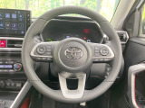 インテリアに合わせたデザインのステアリングは、運転される方のことも考え、運転しやすい形状、大きさです。是非一度、実際に触ってお確かめください。