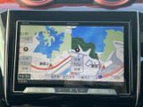 地図が画面いっぱいに表示され、周辺の道路や現在地を確認しやすいナビ画面です。縮尺表示も備わり、目的地までの経路を調べる際や、慣れない場所へ向かうときにも役立ちます。
