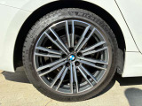 BMW純正アルミホイールです。納車時にはアルミホイールコーティングも承っております!是非ご検討下さいませ。