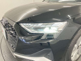 マトリクスLEDヘッドライトは、ロービーム用のLEDライトと、ひとつのユニットに多数のLEDが組み込まれたハイビーム用ヘッドライトが組み合わされた革新のヘッドライトです。