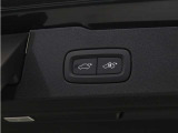 テールゲートには、スイッチ一つで開閉可能な電動開閉機能を装備。また、リアバンパーの下で足を動かすだけで開閉できる、ハンズフリー・オープニング/クロージング機構も搭載しています。