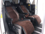 【特別仕様車限定】ハーフレザーシート!本革&ブラック人工皮革とアルカンターラシートがミックスされたハーフレザーシートです。おしゃれな色の組み合わせで高級感のある車内空間が広がっております。