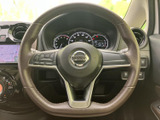 握りやすい形状に加え、手元には複数のスイッチが配置され、運転姿勢を保ちながら車内装備を扱いやすい設計です。メーターやナビとの位置関係も確認しやすく便利です。