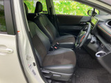 運転席と助手席は、落ち着いた色合いのシートとゆとりある足元が印象的です。前方や左右の視界を確保しやすく、乗り降りもしやすい配置で、毎日の移動を快適に過ごせます。
