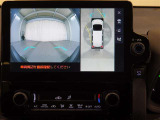パノラミックビューモニター付きです。車両を上から見たような映像をディスプレイオーディオ画面に表示。運転席からの目視だけでは見にくい、車両周辺の状況をリアルタイムでしっかり確認できます。
