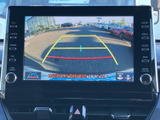 後方の映像とガイド線をモニターで確認でき、駐車時の周囲確認をサポートします。車両周辺にも目を配りながら、画面の表示を目安に落ち着いて操作いただけます。