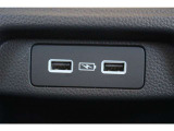 後席に2つの「充電用USBジャック」を設置。長時間のドライブも安心です。