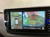 【パノラミックビューモニター】映像で、見づらい車両周辺の確認をアシスト。クルマを真上から見ているような映像を表示。 運転席から確認しにくい車両周囲の状況を把握。