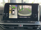 『アラウンドビューモニター』は、空から見下ろすような視点で、スムースな駐車と安全確認をサポートします。
