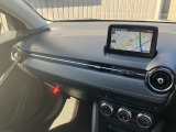 運転席エアコンから助手席側のダッシュボード。エアコン、エアコンの吹き出しベゼル、ダッシュボードのステッチなど一体感のある仕立てとなっています。