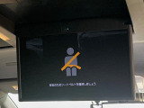 【13.2型有機ELフリップダウン】三列目からでも迫力のエンタメが観れる大画面フリップダウン。有機ELのモニターでは、一般的なフリップダウンよりも高コントラストでキレイな映像を楽しめます。