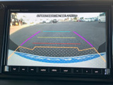 後方の様子を画面で確認でき、ガイド線も表示されるため、駐車時の周囲確認をサポートします。車庫入れや狭い場所での切り返しにも心強い装備です。