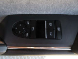運転席の窓操作部分です。スイッチでミラーや窓の開閉が電動で行えます。
