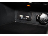 小物の収納に便利なセンタートレイには携帯等のデバイスの充電可能なUSB出力電源付です。