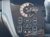 【オートエアコン】一度お好みの温度に設定すれば、車内の温度を検知し風量や温度を自動で調整。暑い&hellip;寒い&hellip;と何度もスイッチ操作をする必要はありません。快適な車内空間には必須の機能ですね♪