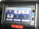 ナビゲーションは純正メモリーナビ(VXM-165CSi)を装着しております。AM、FM、CD、Bluetooth、ワンセグTVがご使用いただけます。初めて訪れた場所でも安心ですね!