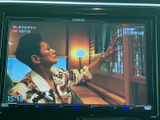 テレビ番組を視聴できる画面を備えており、停車中の休憩時間にも映像を楽しめます。表示が大きく、番組の内容も確認しやすいので、待ち時間を過ごす際に便利な装備です。