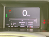 速度やシフト位置、航続可能距離などをひと目で確認できる表示です。必要な情報がまとまっており、運転前や停車中に車両の状況を把握しやすいメーターまわりです。