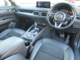 細部にまで機能美と造形美を追求した室内空間。美しいだけでも、機能的なだけでもない。品格ある大人のインテリアデザインです。