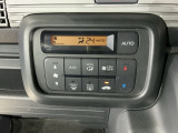操作性の良いエアコンパネル。