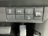路外逸脱抑制機能は車が車線からはみ出しそうなときに車線内に戻すようにドライバーへお知らせします