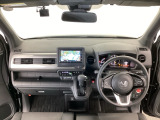 【前方視界】開放的な前方視界!運転がしやすく疲れにくいです♪窓が大きく、見通しがとっても良いおクルマですよ♪