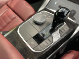 BMWの高性能オートマチックは、ATセレクトレバーを左側に倒すことで、通常の「D」から「S」(スポーツ)または「M」(マニュアル)へと切り替えが可能です。